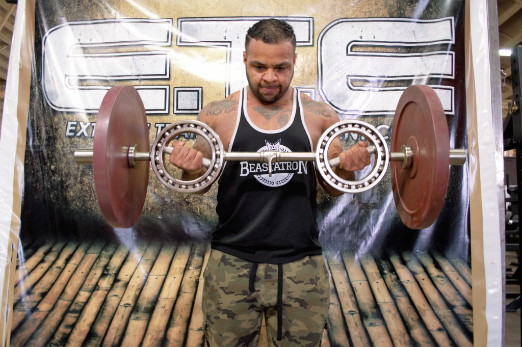 Man using ETE EYE Curl Bar with revolving handles 
